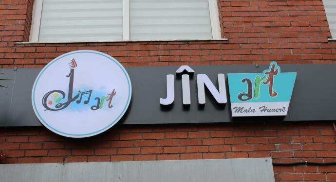 Jin Art’taki baskında polis müzik tahtasına Türk bayrağı çizdi