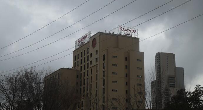 İtfaiye olumsuz rapor verdi; yangın çıkan otel faaliyete devam etti