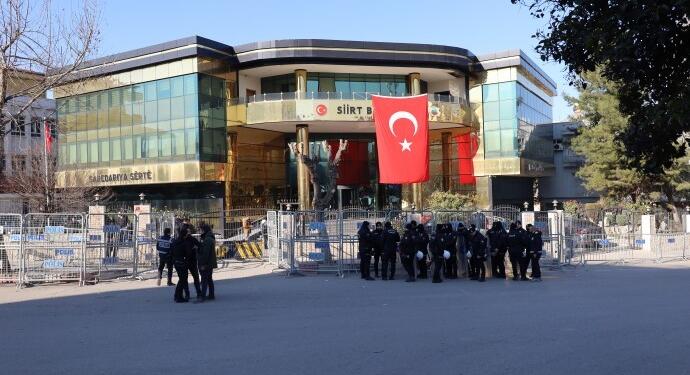 Sêrt kayyımı kıyıma devam ediyor: İşten çıkarılanların sayısı 71 oldu