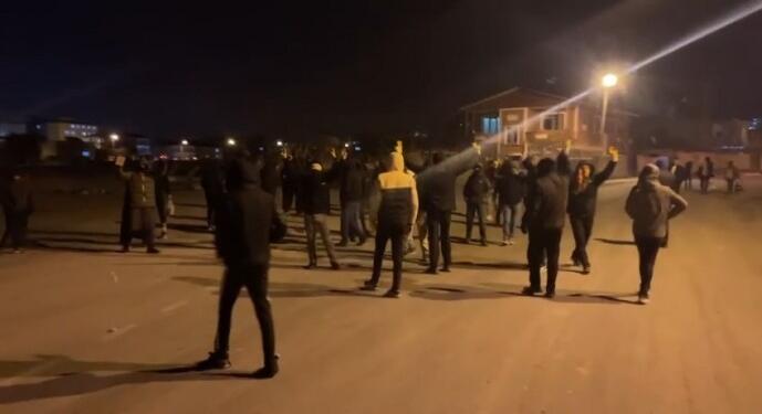 Gençler komploya karşı direnişte