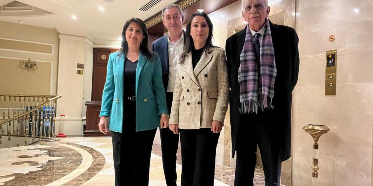 DEM Parti İmralı Heyeti açıklamanın yapılacağı salona geldi