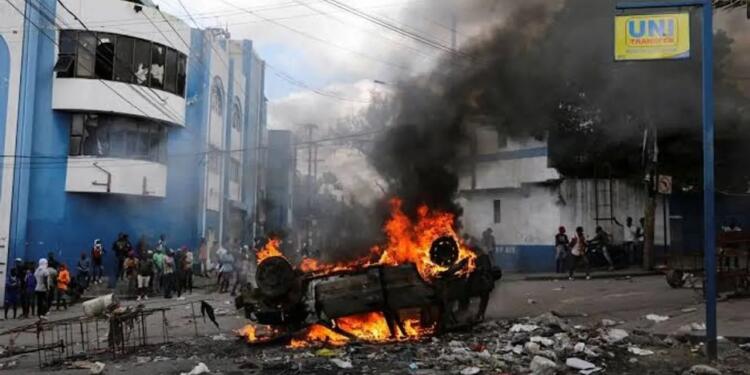 Haiti’de evler yakılıyor ve siviller öldürülüyor