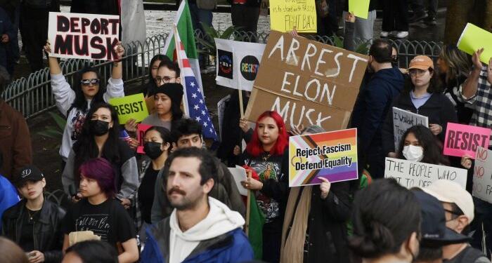 ABD’de gölge hükümeti suçlaması: Musk protesto edildi