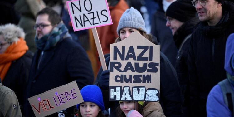 Neo-Naziler kapıya dayandı