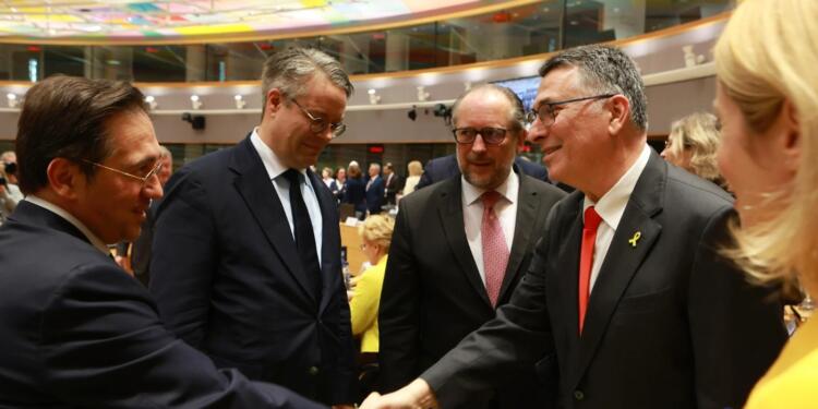 AB Suriye’ye bazı yaptırımları kaldırdı