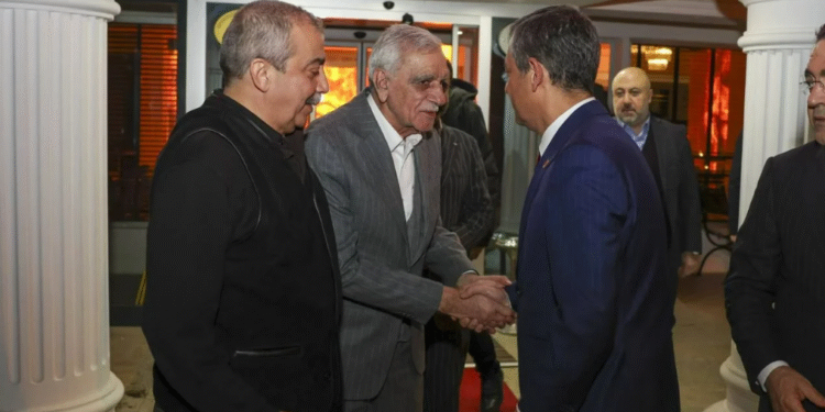 Özgür Özel Ahmet Türk’ü ziyaret etti