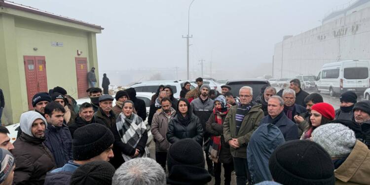 DEM Parti ve EMEP grevdeki işçileri ziyaret etti