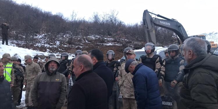 Dêrsim’de köylüler yol ve sondaj çalışmasına karşı çıktı