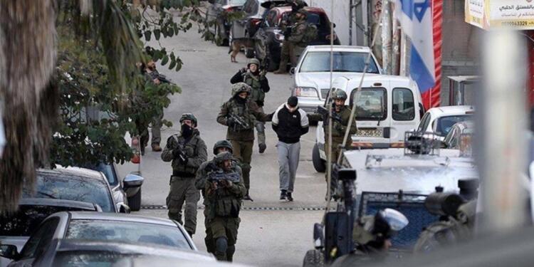 İsrail ordusu Batı Şeria’da 20 Filistinliyi gözaltına aldı