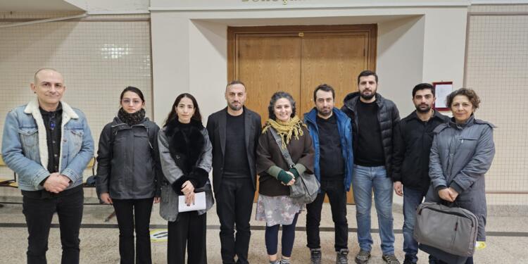 Gazetecilerin ev hapsi kararı kaldırıldı