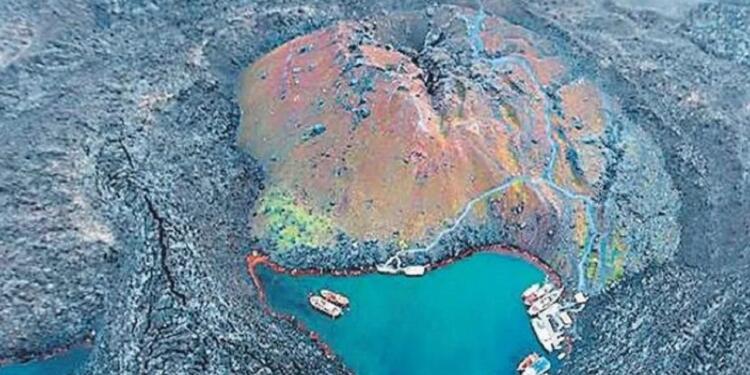 Santorini’de volkan yatağı 6 santimetre kaydı