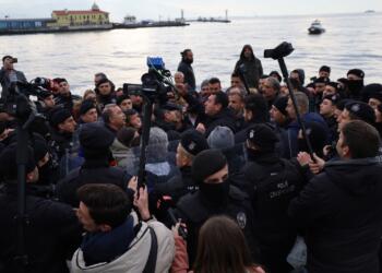 İzmir’de ‘Barış zinciri’ne engel protesto edildi
