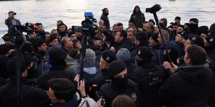 İzmir’de ‘Barış zinciri’ne engel protesto edildi