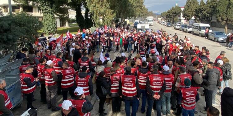 İzmir’de Sünel Tütün işçileri greve gitti
