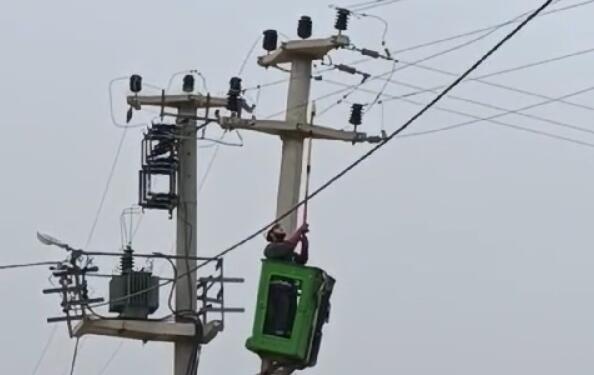 DEDAŞ trafolara el koydu, köyü elektriksiz bıraktı