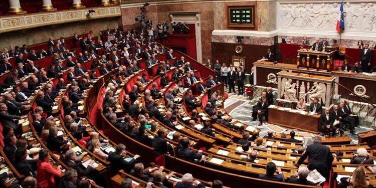 Fransa’da kabineye karşı verilen gensoru önergesi reddedildi