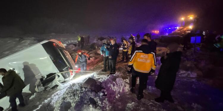 Çewlîg-Amed yolunda kaza: en az 4 kişi hayatını kaybetti, 32 yaralı