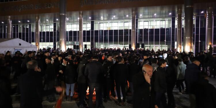 Soğuk havaya rağmen binlerce kişi belediye önünde