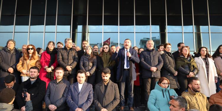 Wan Barosu ve ÖHD belediye önünde: Bu hukuksuzluktan vazgeçin