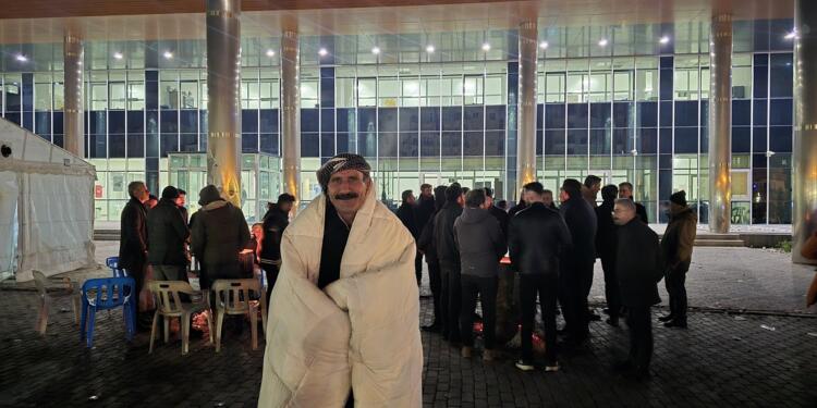 Halk 3 gündür Wan belediyesi önünü terk etmiyor