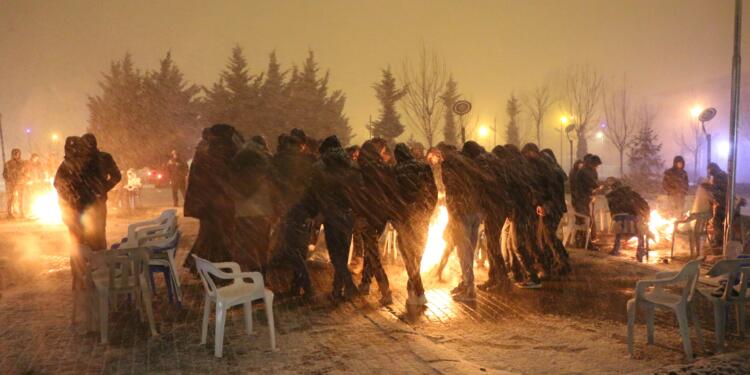 Wan’da direniş soğuğa ve kara rağmen nöbet sürüyor