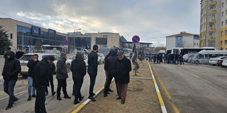 Wan Büyükşehir Belediyesi’ne kayyım atandı