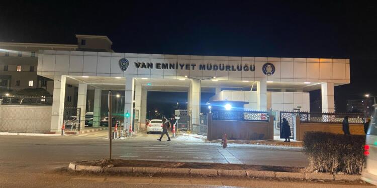 Wan’da 22 kişinin gözaltı süresi bir gün uzatıldı
