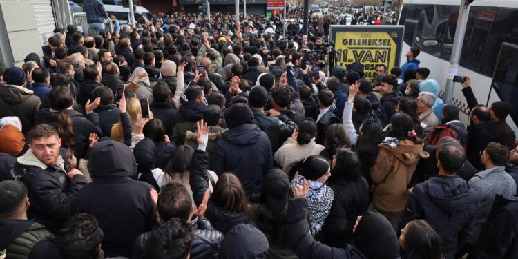 Wan’da binlerce kişi irade gaspına karşı yürüdü