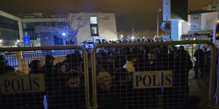 Wan halkından kayyım protestosu: Hırsız var