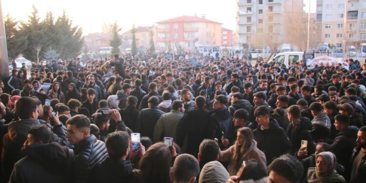 Kayyıma tepkiler büyüyor: Darbeciler kaybedecek