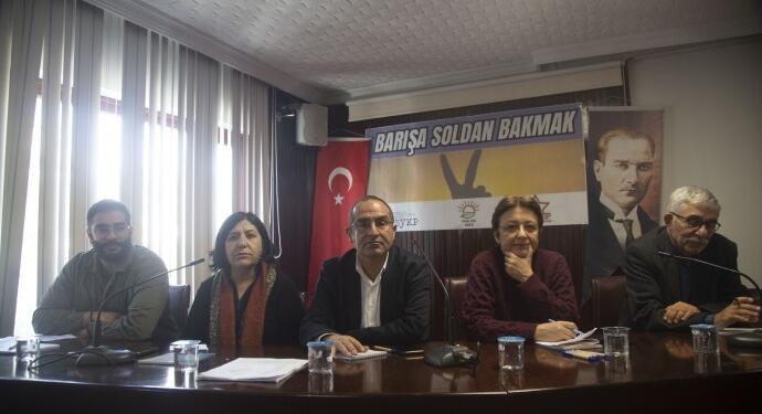 Sosyalistlerden barış paneli