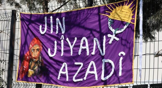 Kayyımlardan 8 Mart afişlerinin asılmasına engel