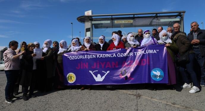 Kadınlar cezaevi önünde: Öcalan’ın çağrısı umut oldu