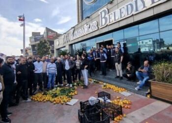 Pazarcılardan belediye önünde vergi eylemi