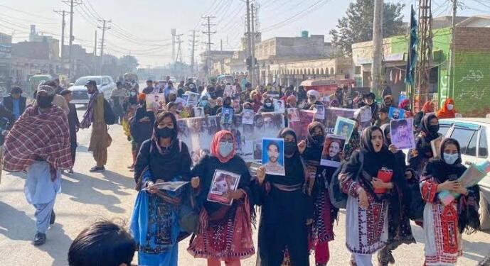 Beluc kadınlar Kürt kadın savaşçıları model alıyor