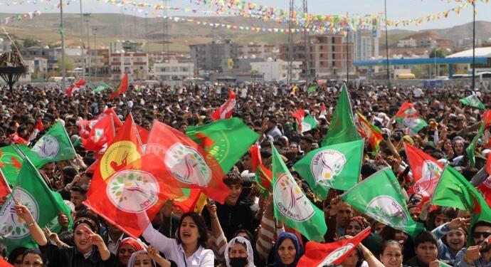Cizîr Newrozu’nu on binler kutladı: Önderimize inanıyoruz