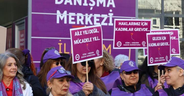 Kadınlar grev ve şölenle mücadeleyi büyütüyorlar