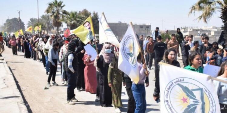 Gençler Şam yönetiminin anayasa taslağını protesto etti