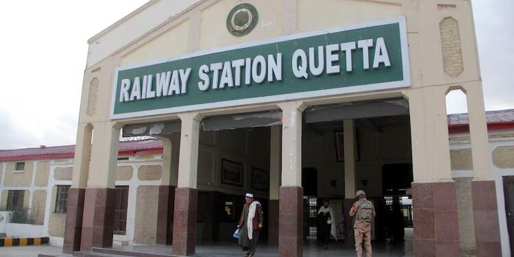 Pakistan’da yüzlerce kişi rehin alındı