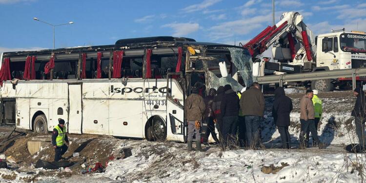 Afyon’da yolcu otobüsü şarampole devrildi