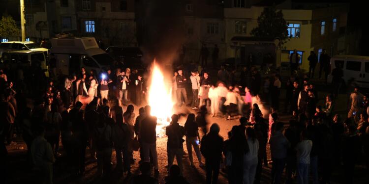 Dört bir yanda Newroz ateşi yakıldı