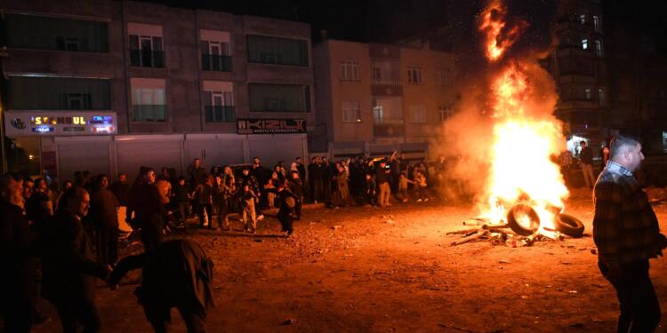 Bismil’de 28 noktada Newroz ateşi yakıldı