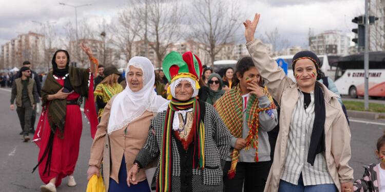 Fotoğraflarla 2025 Amed Newrozu: Abdullah Öcalan’a özgürlük