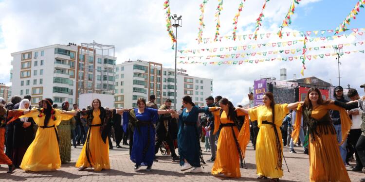 Fotoğraflarla 2025 Amed Newrozu: Abdullah Öcalan’a özgürlük
