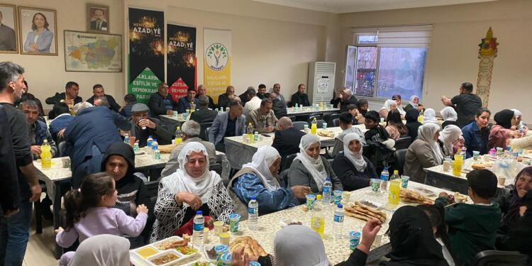 Xana Axpar’da yüzlerce kişi iftar yemeğinde bir araya geldi