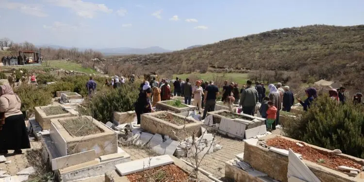 Tahrip edilen mezarlıklara bayram ziyareti