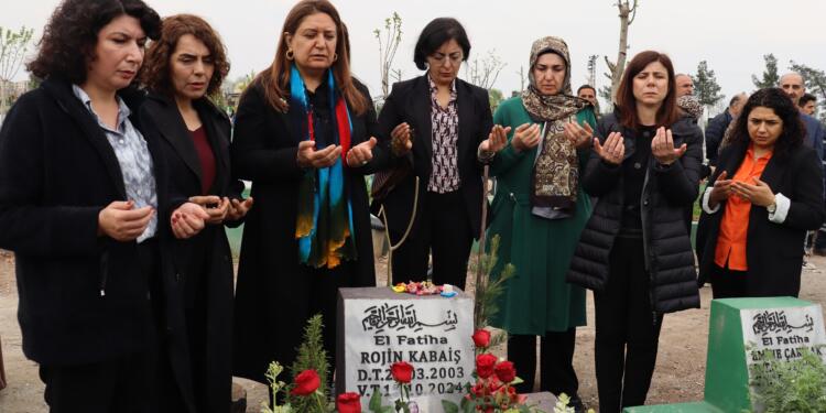 DEM Parti Kadın Meclisi’nden Amed’de mezarlık ziyareti