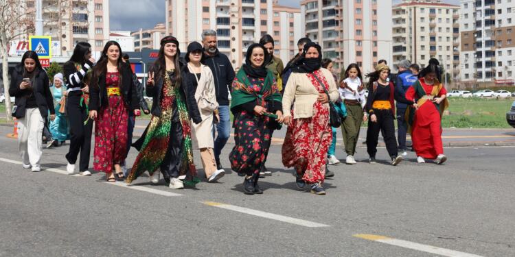 Fotoğraflarla 2025 Amed Newrozu: Abdullah Öcalan’a özgürlük