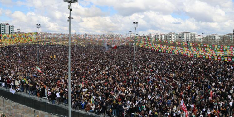 Fotoğraflarla 2025 Amed Newrozu: Abdullah Öcalan’a özgürlük