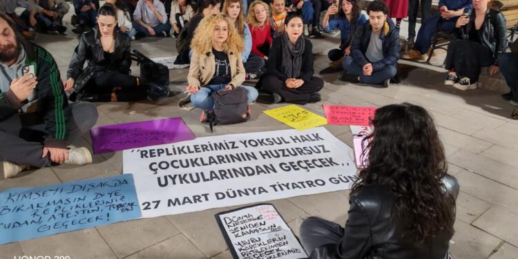 ‘Uzakta yankılanan sesleri işitecek bir gün sahneler’